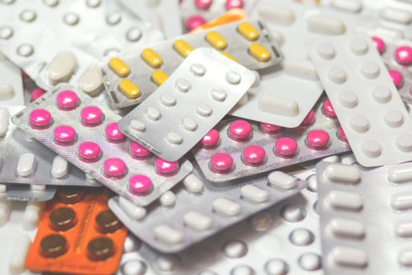 În 2018, românii au alocat lunar cu peste 10% mai mulţi bani pentru achiziţia de medicamente 