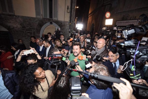 Senatul italian îl trimite pe Matteo Salvini în justiţie din cauză că a blocat migranţi