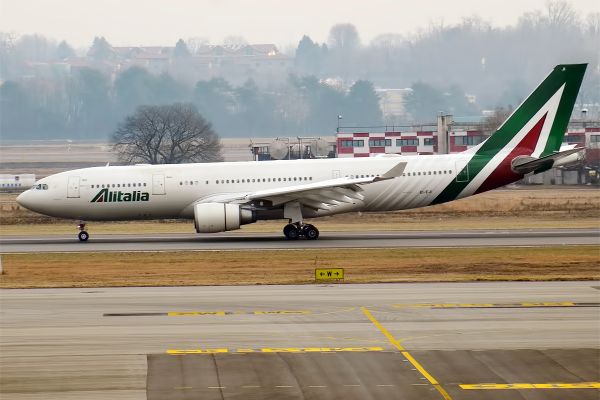 Executivi ai UniCredit şi Intesa, investigaţi în legătură cu falimentul Alitalia