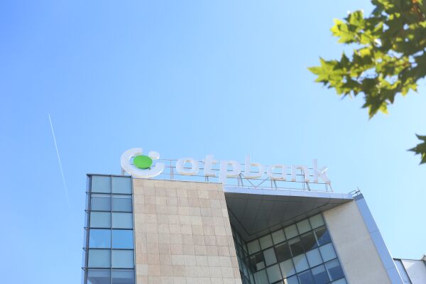 Clienţii OTP Bank pot să-şi amâne plata ratelor până în 29 mai 