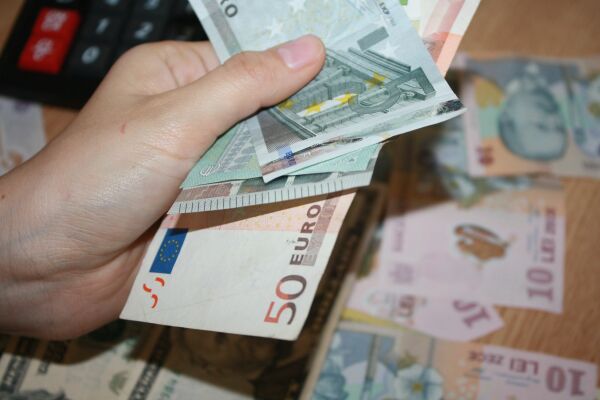 Moneda naţională se va deprecia până la 4,94 lei/euro, în următorul an