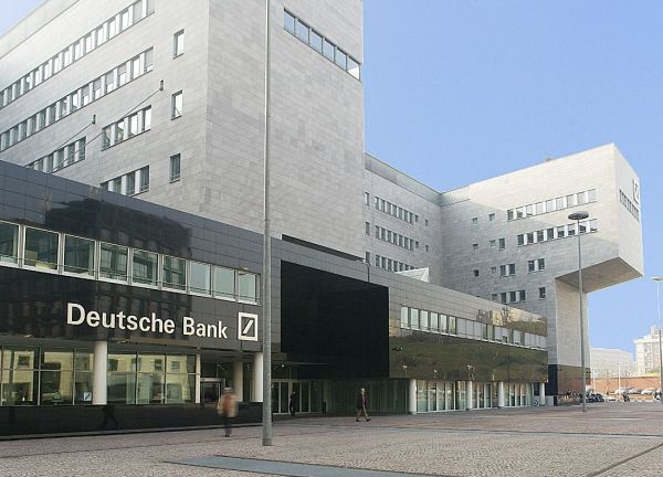 Instituţii financiare precum Deutsche Bank - cea mai mare bancă din Germania - sunt afectate de o rentabilitate redusă, operaţiuni ineficiente şi costuri continue pentru curăţarea bilanţurilor de credite neperformante.