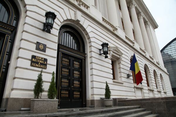 Analiştii ING se aşteaptă ca BNR să acţioneze mai agresiv pentru a asigura finanţarea statului, dincolo de "consolidarea lichidităţii structurale din sistemul bancar", adică oferirea de bani băncilor prin achiziţia de titluri de stat pentru ca acestea să finanţeze statul. 