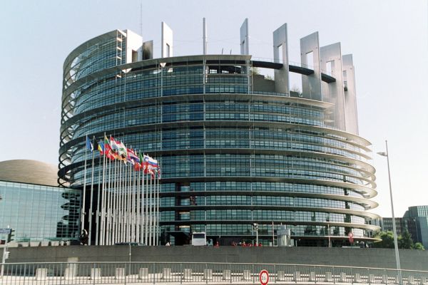 Uniunea Europeană acordă împrumuturi de 3 miliarde de euro pentru zece ţări vecine şi partenere