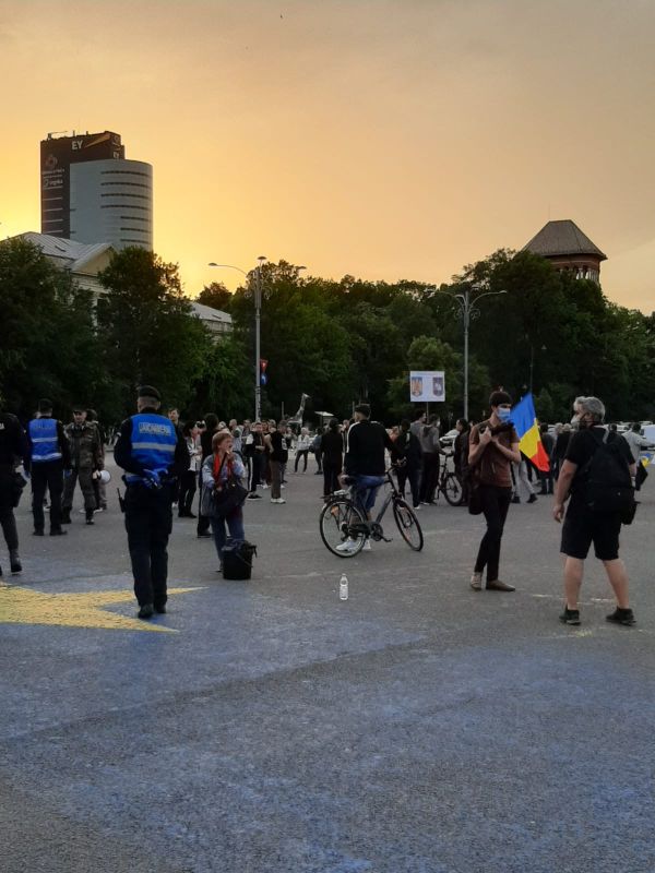 Peste 100 de persoane protestează din nou în Piaţa Victoriei împotriva măsurilor luate de Guvern