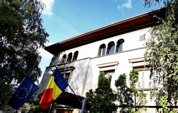 Academia Română reclamă o afacere imobiliară cu un sediu conspirativ al serviciilor secrete care ameninţă azi Institutul Naţional pentru Studiul Totalitarismului