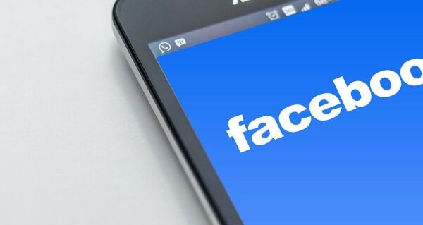 Facebook interzice o mişcare violentă de extremă dreapta