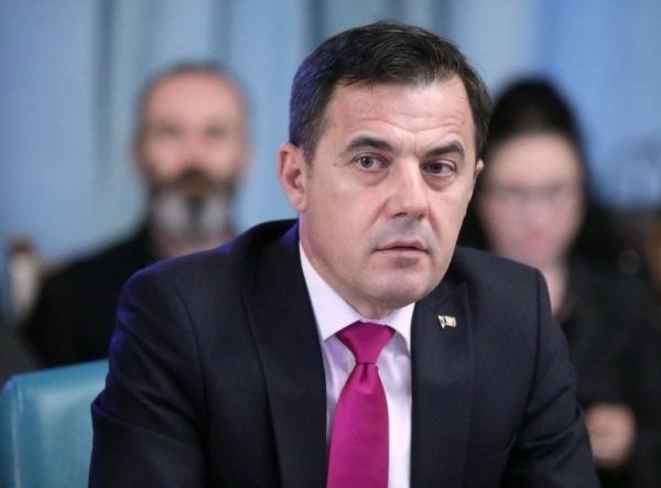 Ministrul Ion Ştefan le-a transmis social-democraţilor: "Aţi compus o moţiune plină de invective şi calomnii. (...) Toţi pesediştii au început să bâzâie după ce am pus capacul la borcanul cu miere din cadrul ministerului, după ce am scos la iveală matrapazlâcurile făcute ani de-a rândul şi după ce le-am oprit racordarea la banii publici. (...)". Sursa foto: Facebook/Ion Ştefan