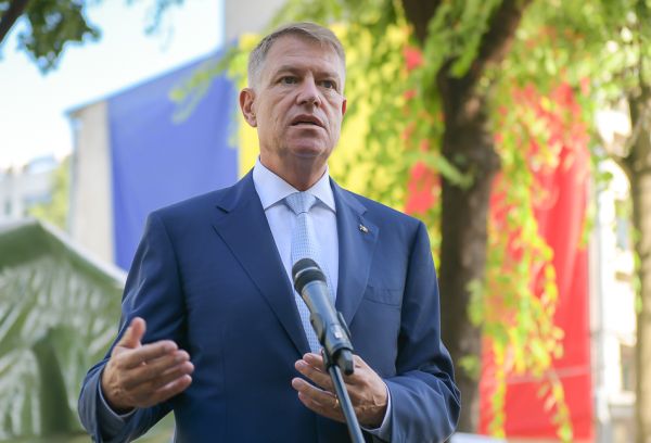 După ce a muştruluit guvernările anterioare pentru dezastrul lăsat în sănătate şi economie înaintea pandemiei, preşedintele Klaus Iohannis a făcut, ieri, un apel către clasa politică pentru a strânge rândurile şi a vota actele normative necesare unei acţiuni coerente şi unitare în această perioadă.