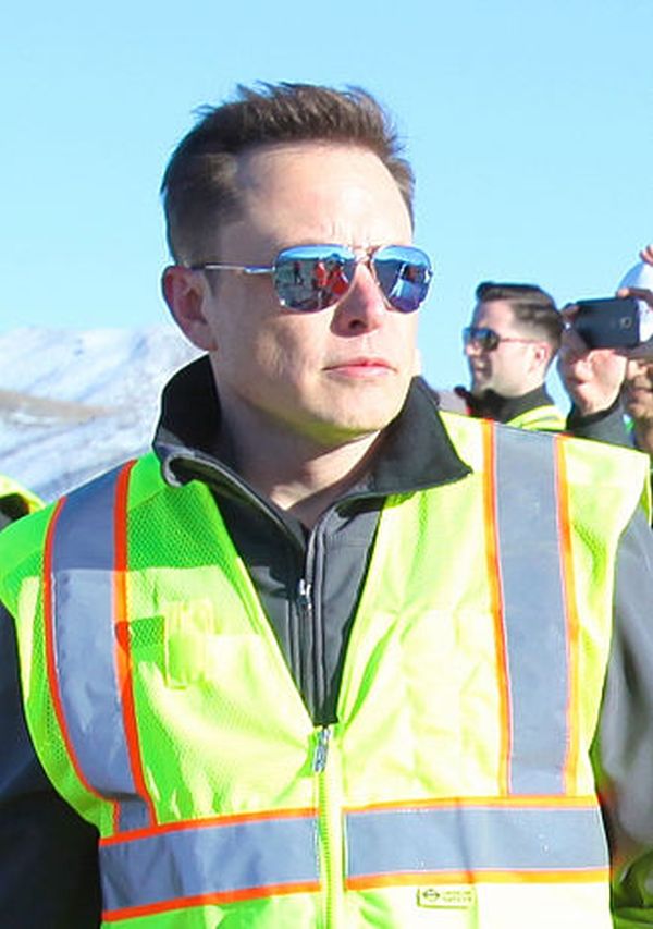 Elon Musk la şantierul Gigafactory (2015)Sursa: Wikipedia