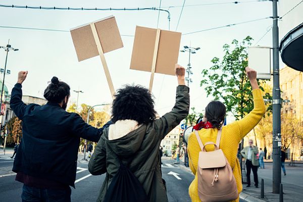 Guvernele pot interzice protestele pe motive de sănătate publică