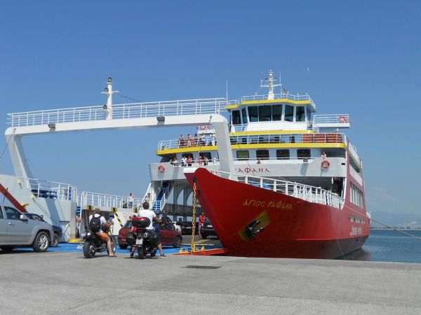 Grecia introduce obligativitatea de purtare a măştilor pe punţile feriboturilor