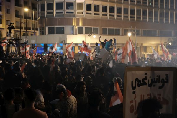 Poliţia din Beirut a tras cu gaze lacrimogene pentru a risipi mulţimea de protestatari