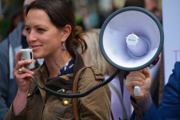 Un ONG protestează cu un elefant roz pe lângă instituţiile implicate în dosarul 10 august 