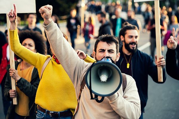 Confruntări între protestatari şi jandarmi, în faţă la MAI