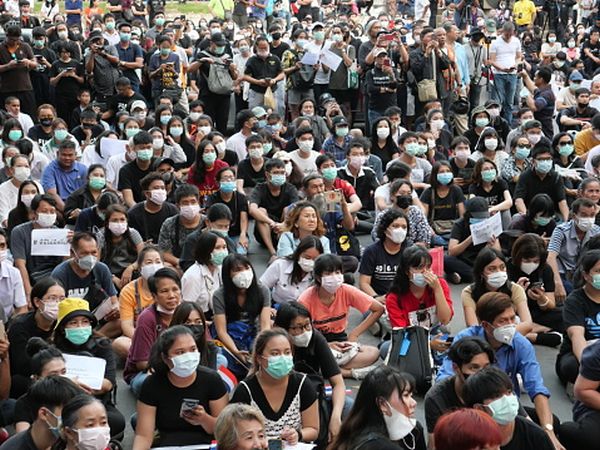 Peste 10.000 de oameni protestează la Bangkok