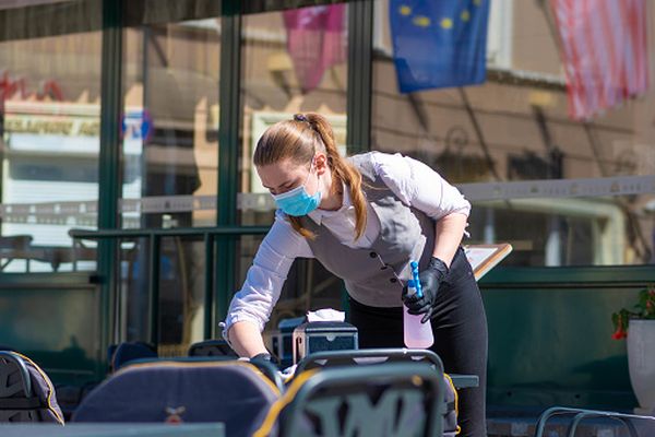 Protest al angajaţilor din HoReCa în faţa restaurantelor şi a teraselor unde lucrează