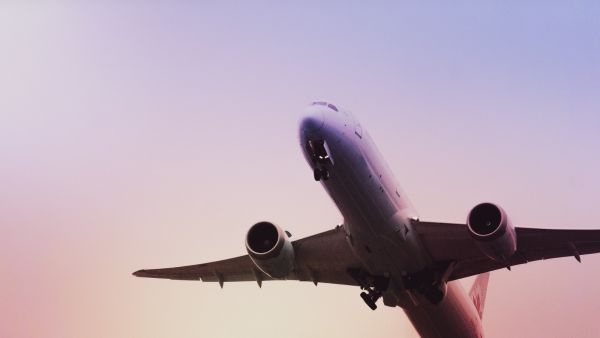 Transportul aerian de pasageri a înregistrat o scădere de 62% în prima jumătate a anului