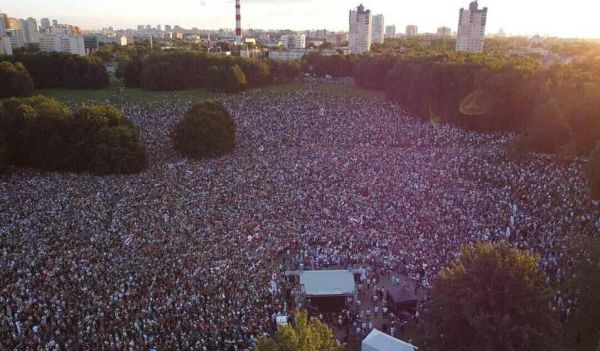 Zeci de mii de manifestanţi defilează la Minsk a treia duminică la rând