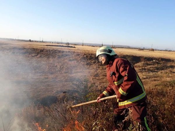 Dezastru ecologic în Prahova: Au ars deşeuri depozitate ilegal