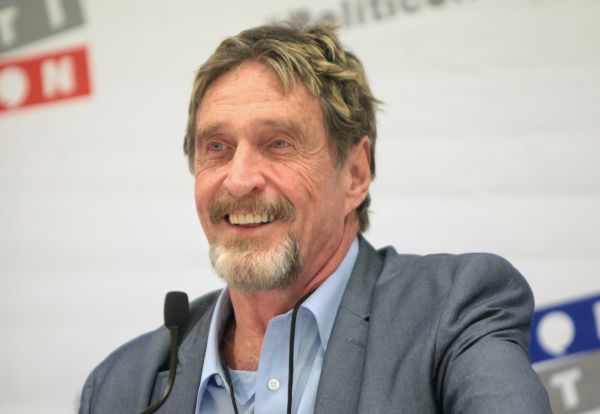 Omul de afaceri american John McAfee, fondatorul software-ului antivirus care îi poartă numele, a fost arestat, fiind acuzat de mai multe infracţiuni.