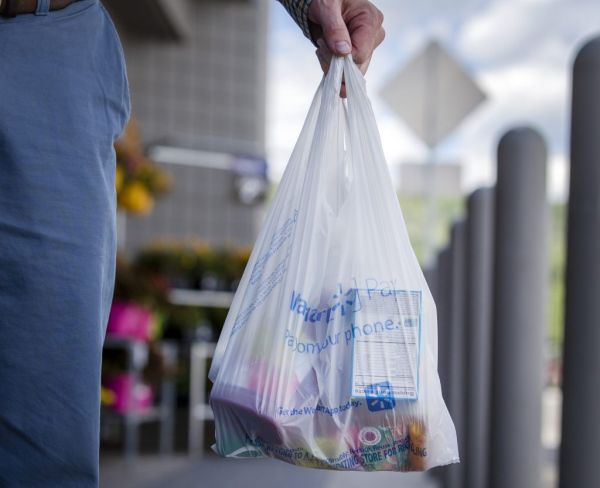 Pungile de plastic se găsesc în toate pieţele din ţară