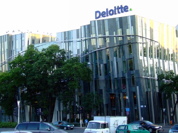 Deloitte închide patru clădiri de birouri şi vrea să încheie contracte permanente de lucru la domiciliu