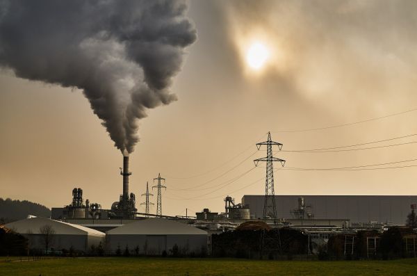 Concentraţiile poluanţilor au înregistrat creşteri la staţiile de monitorizare, în noaptea de sâmbătă spre duminică