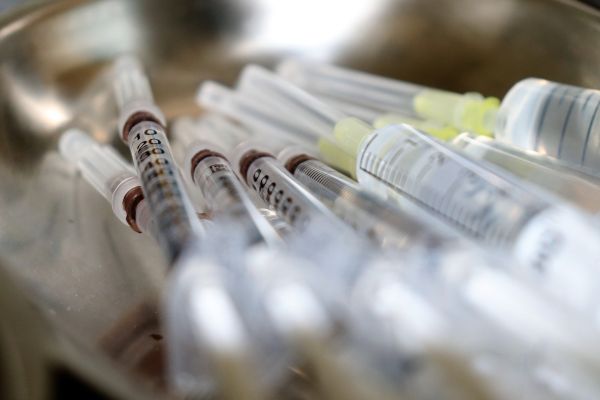 Vaccinul nu mai este o utopie, au fost avansate date de lansare/livrare