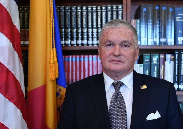 Ambasadorul SUA - în autoizolare, după întâlnirea cu ministrul Transporturilor, care a fost confirmat ca infectat cu SARS-CoV-2