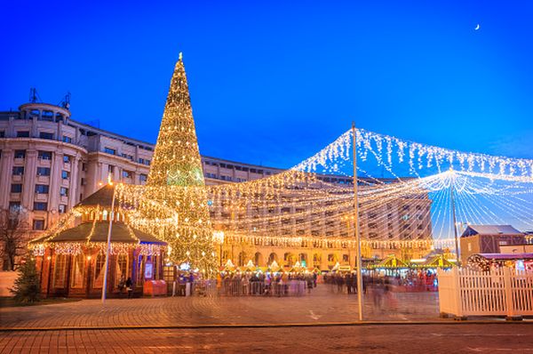 Luni seară va fi aprins iluminatul festiv de Crăciun