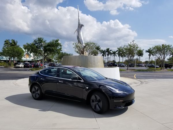 Tesla lansează o nouă majorare de capital