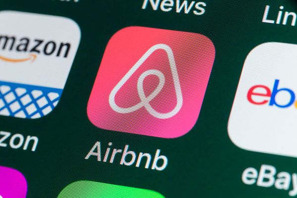 Evaluarea Airbnb a depăşit joi 100 de miliarde de dolari