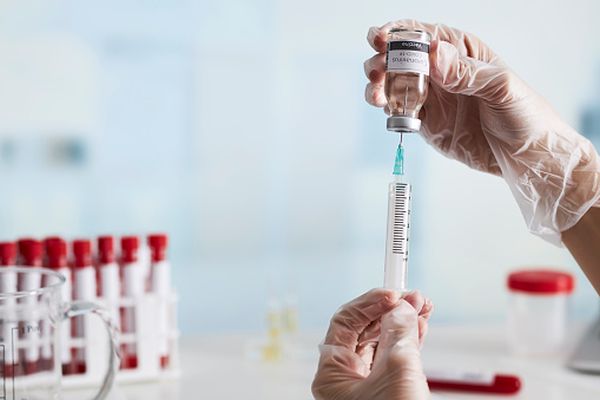 Vaccinurile Sanofi şi GSK vor fi gata abia la sfârşitul anului 2021