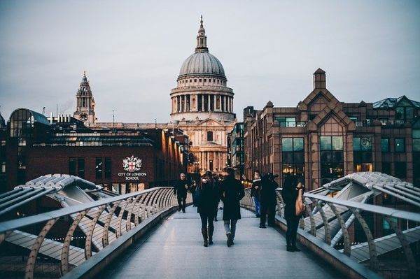 Din ianuarie, românii care merg în Marea Britanie la muncă, la studii sau cu afaceri au nevoie de viză