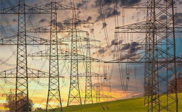 România iese în evidenţă şi din cauza eşecului liberalizării preţurilor la energie electrică, proces gestionat într-o manieră extrem de proastă de către ANRE, reglementatorul pieţei energiei. Consumatorii casnici care nu vor trece din piaţa reglementată în piaţa concurenţială vor intra într-un aşa numit "serviciu universal", piaţă unde se poate plăti o factură cu până la 29% mai mare în funcţie de regiune şi implicit furnizor.