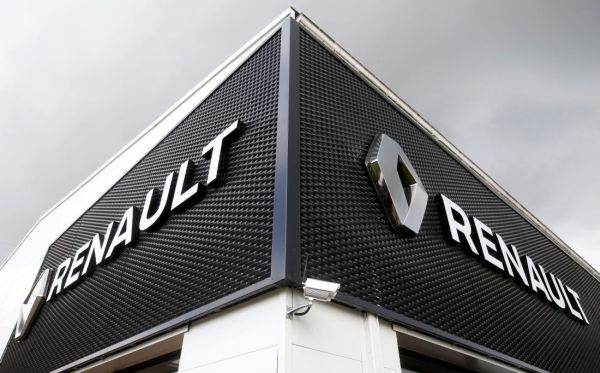 Renault şi Stellantis suspendă producţia de vehicule la mai multe fabrici