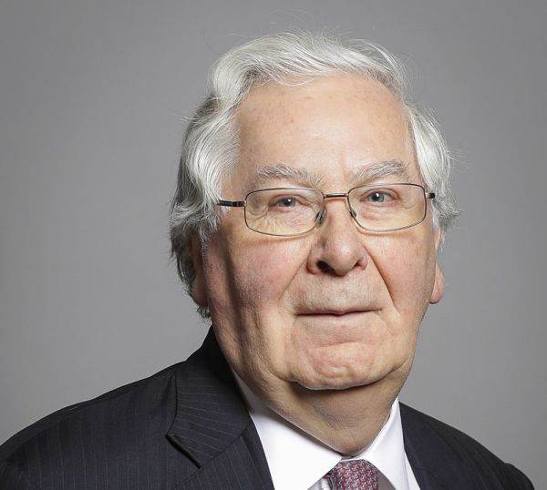 Mervyn King a subliniat că "producţia a scăzut deoarece guvernele au decis închiderea economiilor şi nu are sens aplicarea unor programe de stimulare monetară şi fiscală în timp ce sunt menţinute restricţiile".