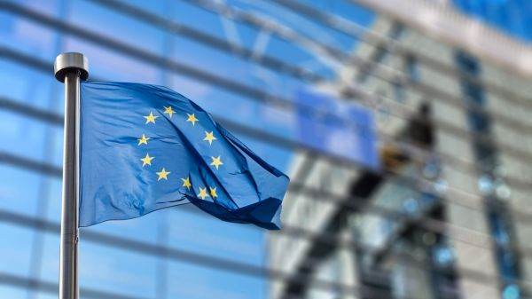 Comisia Europeană vrea să se asigure că persoanele care călătoresc în UE continuă să beneficieze de roaming gratuit