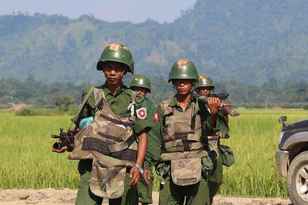 UE va impune sancţiuni economice împotriva armatei din Myanmar