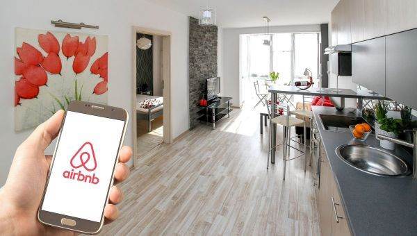 Pandemia a eliminat zeci de mii de utilizatori ai platformei Airbnb