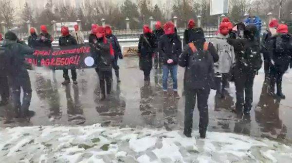 Flashmob în faţa Palatului Parlamentului pentru adoptarea proiectului privind brăţările electronice de monitorizare a agresorilor