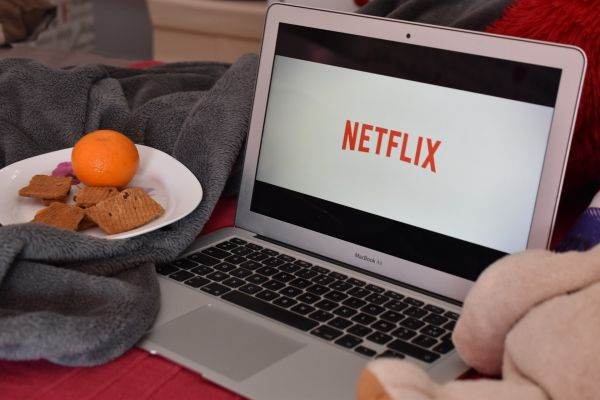 Netflix verifică utilizatorii care folosesc acelaşi cont 