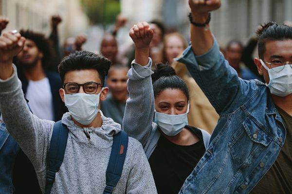 Protest masiv la Montreal împotriva restricţiilor