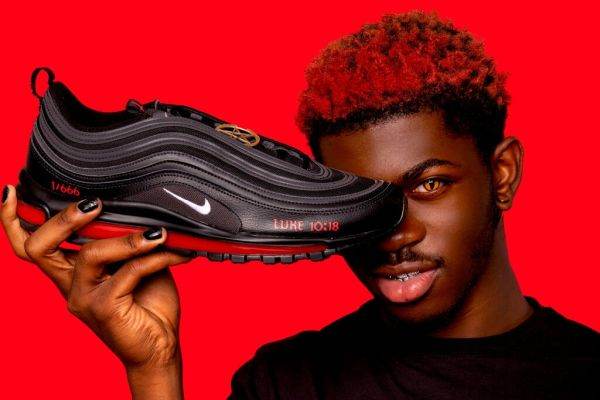 Nike a câştigat procesul intentat lui Lil Nas x pentru vânzarea "Pantofilor Satanei", care conţin sânge uman în tălpi