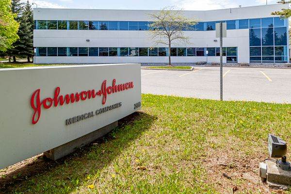 EMA studiază cazuri de formare a unor cheaguri de sânge după administrarea vaccinului Johnson&Johnson