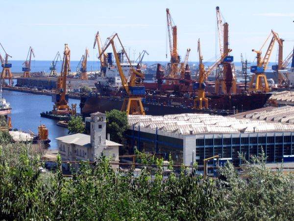 Container cu peste 241.000 de pachete cu ţigări, descoperit în Portul Constanţa