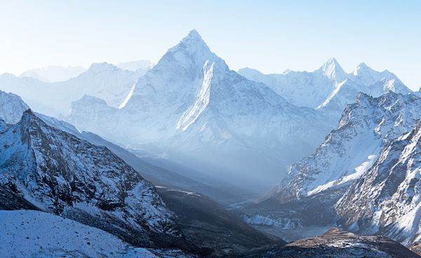 Cel puţin 8 persoane au decedat într-o avalanşă în munţii Himalaya