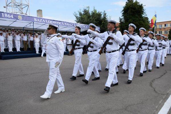 Marinarii militari organizează ceremonii la monumentele reprezentative din garnizoanele Forţelor Navale