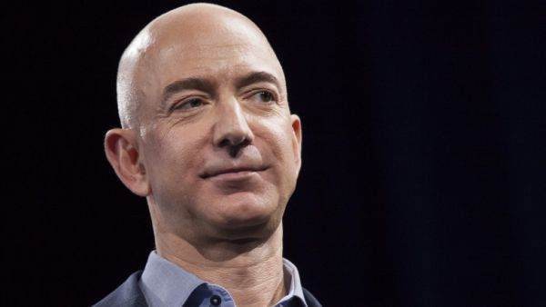 Jeff Bezos va porni astăzi într-o călătorie supersonică la marginea spaţiului